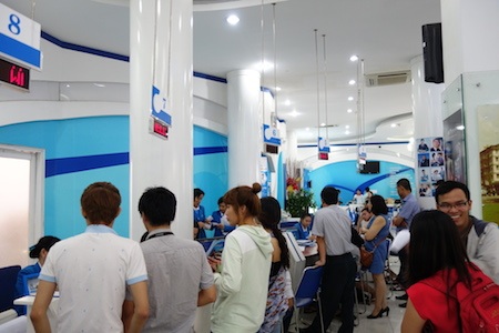 Xếp hàng từ 5h sáng để chờ mua iPhone 5S chính hãng