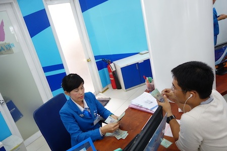 Khách hàng thanh toán tiền trước khi nhận máy.