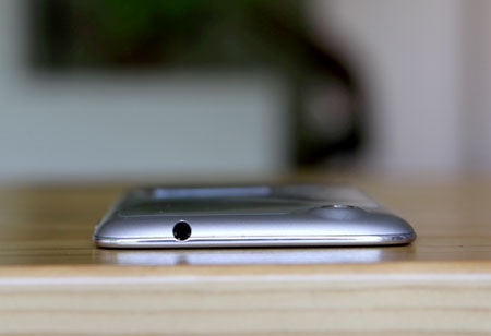 Cận cảnh Lenovo Vibe X với camera trước 5 “chấm” - 6 Cạnh trên là cổng cắm tai nghe 3.5mm.