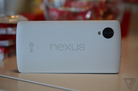 LG Nexus 5 ra mắt với cấu hình “khủng”, chạy Android 4.4 KitKat - 5 Cận cảnh mặt sau của phiên bản Nexus 5 màu trắng.