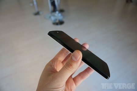 LG Nexus 5 ra mắt với cấu hình “khủng”, chạy Android 4.4 KitKat - 6 Mặc dù màu trắng nhưng phần màn hình của máy được viền bằng tông màu đen.