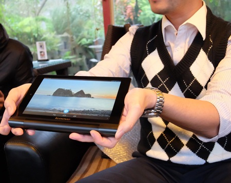 Yoga Tablet thiết kế “lạ”, giá rẻ ra mắt tại Việt Nam - 1 Thiết kế và pin là điểm nhấn của Yoga Tablet.