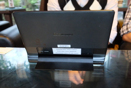 Yoga Tablet thiết kế “lạ”, giá rẻ ra mắt tại Việt Nam - 2 Chân đế giúp Yoga Tablet đứng vững trên mặt phẳng và có thể điều chỉnh ở các độ cao thấp khác nhau.