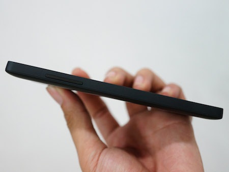 Nexus 5 về Việt Nam sớm với giá 12,5 triệu - 4 Phím
điều chỉnh âm lượng được đặt ở cạnh trái