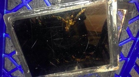 iPad Air bất ngờ bốc cháy trong cửa hàng - 2 iPad Air bị bốc cháy nhưng rất may không có ai bị thương.