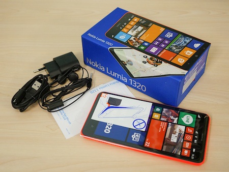 Mở hộp smartphone cỡ lớn Lumia 1320 sắp bán tại Việt Nam - 2 Hộp máy bao gồm sách hướng dẫn sử dụng nhanh bằng tiếng Việt, phụ kiện gồm tai nghe, cáp và củ sạc.