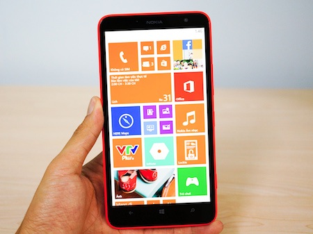 Mở hộp smartphone cỡ lớn Lumia 1320 sắp bán tại Việt Nam - 3 Hộp máy bao gồm sách hướng dẫn sử dụng nhanh bằng tiếng Việt, phụ kiện gồm tai nghe, cáp và củ sạc.