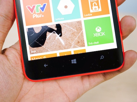 Mở hộp smartphone cỡ lớn Lumia 1320 sắp bán tại Việt Nam - 5 Các phím cảm ứng của Windows Phone vẫn được đặt nằm ngoài giao diện màn hình.