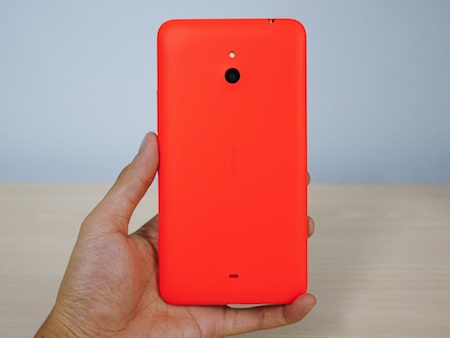 Mở hộp smartphone cỡ lớn Lumia 1320 sắp bán tại Việt Nam - 6 Máy có mặt lưng với lớp vỏ có thể thay thế gồm màu đen, trắng, cam đỏ và vàng.