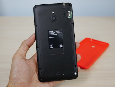 Mở hộp smartphone cỡ lớn Lumia 1320 sắp bán tại Việt Nam - 7 Máy được thiết kế liền khối tách biệt với vỏ ngoài, khi gắn vào cảm giác rất chắc chắn.