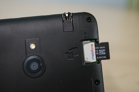 Mở hộp smartphone cỡ lớn Lumia 1320 sắp bán tại Việt Nam - 8 Máy được thiết kế liền khối tách biệt với vỏ ngoài, khi gắn vào cảm giác rất chắc chắn.