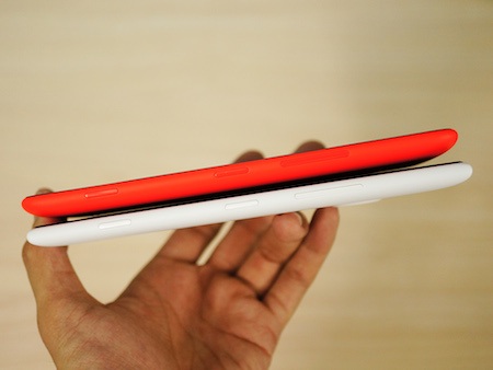 Mở hộp smartphone cỡ lớn Lumia 1320 sắp bán tại Việt Nam - 10 Cạnh phải của máy là phím nguồn, phím chụp ảnh và điều chỉnh âm lượng.
