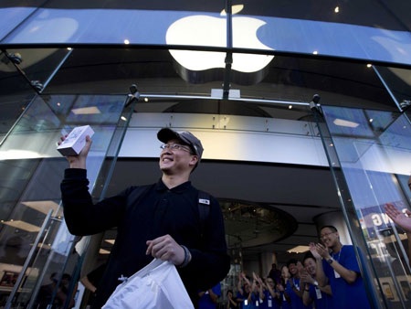 Apple gần đạt được thương vụ “béo bở” tại Trung Quốc - 1 Apple sẽ tăng thêm 5% doanh thu nhờ phân phối iPhone qua nhà mạng China Mobile.