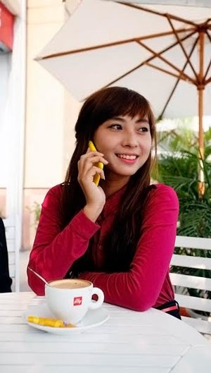 Cận cảnh smartphone “tắc kè hoa” FPT F52 - 2 FPT F52 hỗ trợ 2 SIM 2 sóng