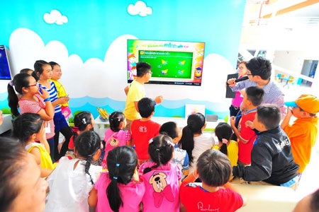 Hào hứng trải nghiệm Samsung Smart TV tại KizCiti - 1 Các em tranh nhau trả lời khi trải nghiệm ứng dụng Trí thông minh của bé trên Samsung Smart TV