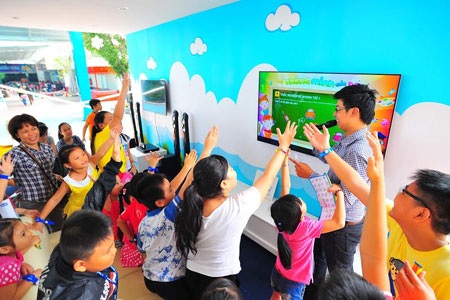 Hào hứng trải nghiệm Samsung Smart TV tại KizCiti - 3 Các em cùng cha mẹ hào hứng thử tài làm ca sĩ với ứng dụng Home Karaoke