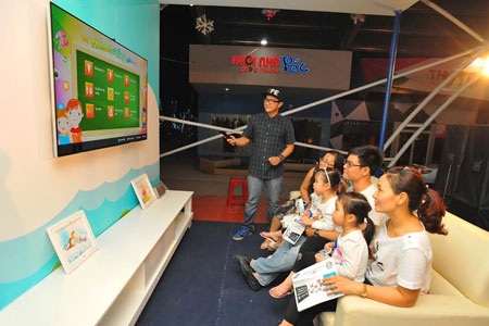 Hào hứng trải nghiệm Samsung Smart TV tại KizCiti - 2 Các em cùng cha mẹ hào hứng thử tài làm ca sĩ với ứng dụng Home Karaoke
