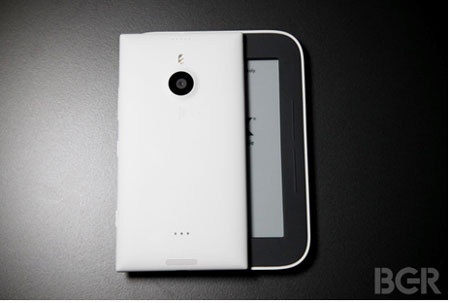 Smartphone màn hình lớn và tương lai của sách điện tử - 4 Nokia Lumia 1520 có bề dài tương đương chiếc Nook Simple Touch nhưng cầm nhẹ tay hơn