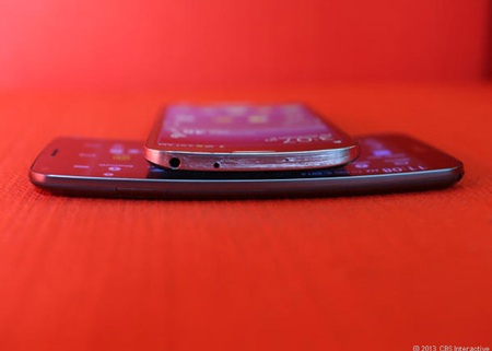 Dự đoán “chân dung” của smartphone 2014 - 1 Galaxy Round (trên) và LG G Flex mở ra một trào lưu mới của di động.