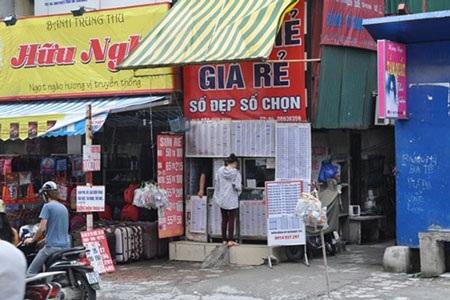 Thuê bao di động trả trước: Chuyện ngày càng khôi hài - 1 Nhiều cửa hàng vẫn bán sim đã kích hoạt. (Ảnh: CTV/Vietnam+)