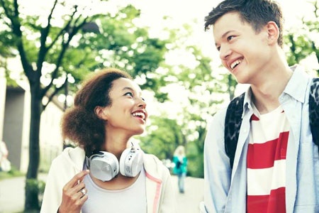 Bộ đôi máy nghe nhạc đa năng Walkman cho giới trẻ - 2 Nghe và chia sẻ âm nhạc thông qua chức năng loa ngoài của máy