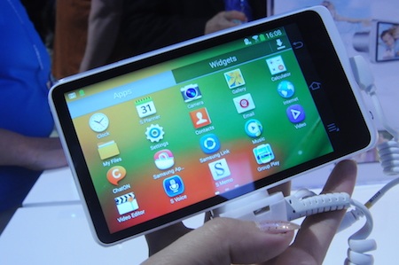 Galaxy Camera 2 vẫn giữ nguyên kiểu dáng giống thế hệ đầu tiên...