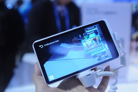 Máy được trang bị bộ vi xử lý lõi tứ tốc độ 1.6 GHz, RAM 2GB và pin 2.000 mAh