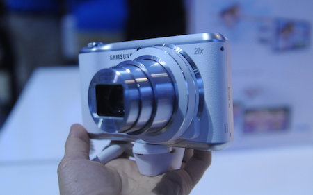 Ảnh thực tế máy ảnh thông minh Galaxy Camera 2 tại CES 2014 - 4 Galaxy Camera 2 được trang bị cảm biến 16 megapixel và ống zoom 21x.