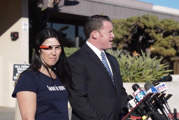 Vụ án hi hữu vì chiếc kính thông minh Google Glass - 1 Cecilia Abadie và luật sư tại toà án San Diego.