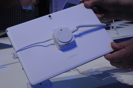 Mặt lưng máy cũng được thiết kế vân da giống như Galaxy Note 3.