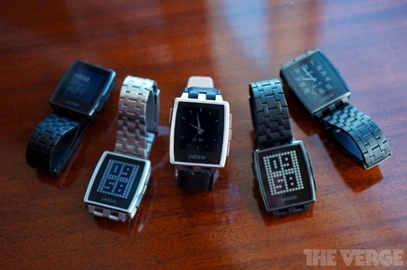 Những xu hướng nổi bật trong ngày đầu tiên tại CES 2014 - 2 Pebble Steel (ở giữa) là một trong những chiếc đồng hồ thông minh gây ấn tượng tại CES 2014.
