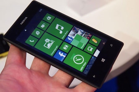 Những smartphone phổ thông hấp dẫn dịp mua sắm Tết - 2 Lumia 525 gây ấn tượng với giao diện đặc trưng của Windows Phone