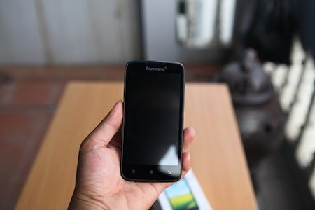 Lenovo A516: smartphone 2 sim màn hình lớn