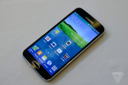 Hình ảnh thực tế của Galaxy S5 có cảm biến vân tay - 4 Phiên bản màu xanh cho thấy nốt vân chấm tròn rõ rệt hơn trên bản màu trắng.