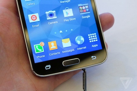 Hình ảnh thực tế của Galaxy S5 có cảm biến vân tay - 5 Phím Home được tích hợp cảm biến vân tay giúp bảo mật điện thoại tốt hơn.