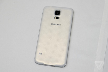 Hình ảnh thực tế của Galaxy S5 có cảm biến vân tay - 2 Máy được trang bị màn hình 5,1 inch