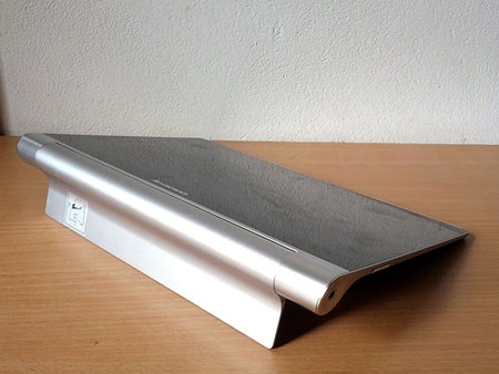 Yoga Tablet 10: Cuốn sách thông minh - 2 Gióng cầm tay chứa pin cho dung lượng khủng 9000mAh