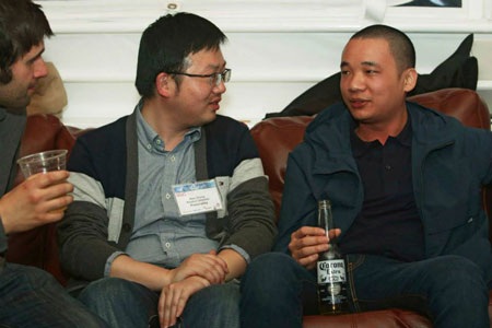 Nguyễn Hà Đông chụp ảnh kỷ niệm với nhiều nhà lãnh đạo lớn trong làng công nghệ.