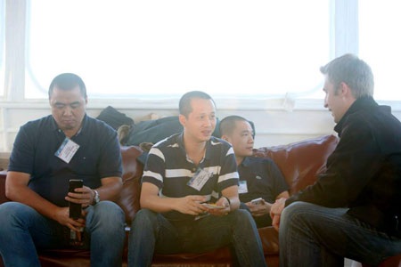 Nguyễn Hà Đông luôn tỏ ra thân thiện với các khách tham dự.