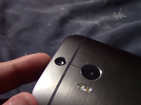 Mặt sau với 2 camera thiết kế độc đáo cùng đèn flash hai tông màu theo phong cách của iPhone 5S.