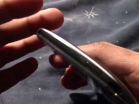 Cạnh trên là thanh nhựa bóng với phím nguồn và cổng hồng ngoại nằm riêng