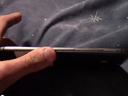 Cạnh dưới là kết nối microUSB và cổng cắm tai nghe 3,5 mm.