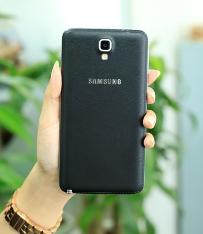 Samsung Galaxy Note 3 Neo: Màn hình lớn hơn, thông minh hơn - 2 Note 3 Neo sở hữu thiết kế sang trọng với ốp lưng vân da và viền chỉ khâu tinh tế