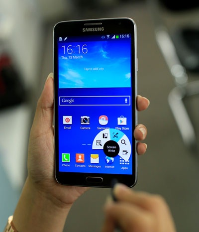 Samsung Galaxy Note 3 Neo: Màn hình lớn hơn, thông minh hơn - 3 Note 3 Neo sở hữu thiết kế sang trọng với ốp lưng vân da và viền chỉ khâu tinh tế