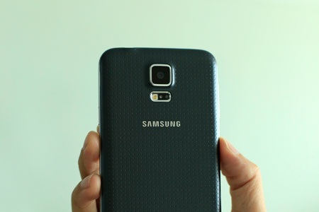 Đánh giá điện thoại Samsung Galaxy S5 - 1 Thiết kế hoa văn đục lỗ tạo cảm giác sang trọng hơn và chống in dấu van tay.