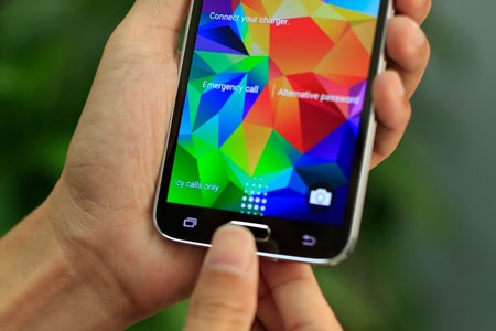Đánh giá điện thoại Samsung Galaxy S5 - 4 Phím Home được tích hợp cảm biến vân tay để mở khóa điện thoại.