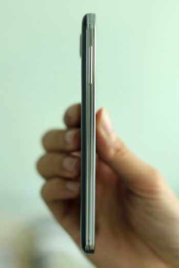 Máy cũng được thiết kế cạnh viền mạ giả kim loại.