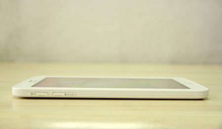 Cận cảnh máy tính bảng rẻ nhất của Samsung tại Việt Nam - 7 Cạnh trái là khe cắm SIM và khe cắm thẻ nhớ MicroSD.