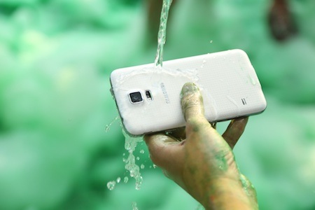 Bộ đôi Galaxy S5 và Gear Fit thử thách cùng khó khăn