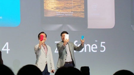 Ông Jonney Shih, Chủ tịch tập đoàn Asus và CEO Jerry Shen cùng trình diễn dòng điện thoại Zenfone.